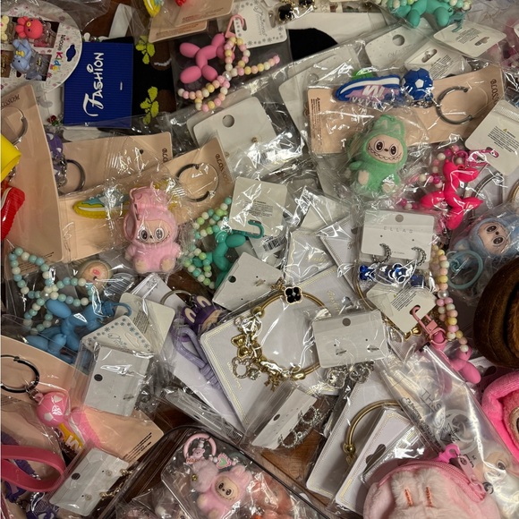 (6) MYSTERY KEYCHAIN/FASHION JEWELRY BUNDLES - Picture 1 of 1